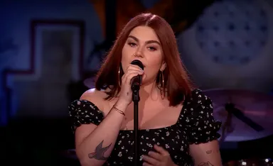 Roxeanne Hazes zingt ‘Ooit komt nooit meer’ in ‘Beste Zangers’ voor Jaap Reesema