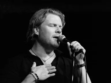 Bastiaan Ragas schrijft 'Nooit Voorbij' voor ouders van een overleden kind | Song