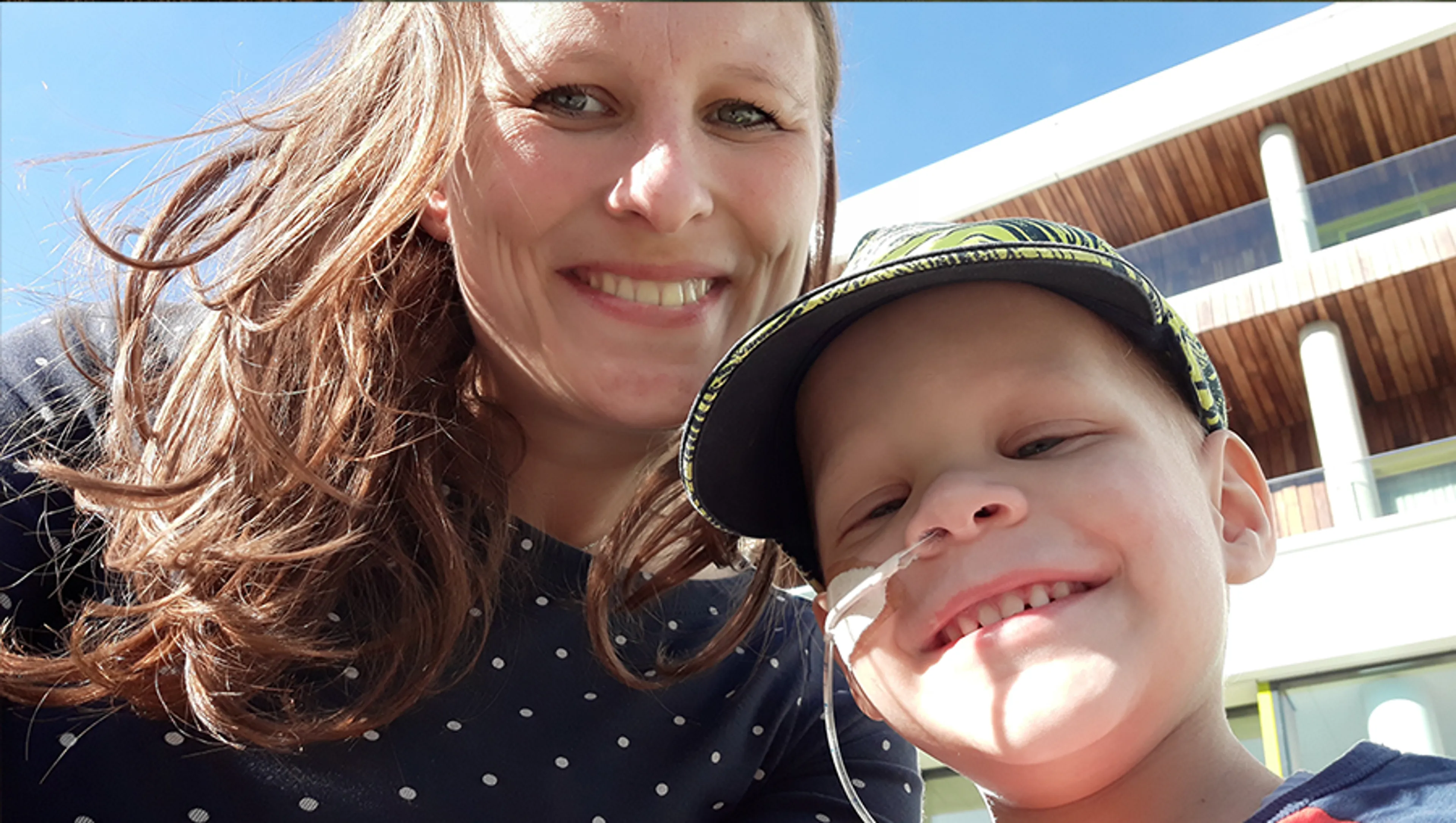 Een jaar na zijn overlijden, schrijft Eva een brief aan haar zoontje Joël