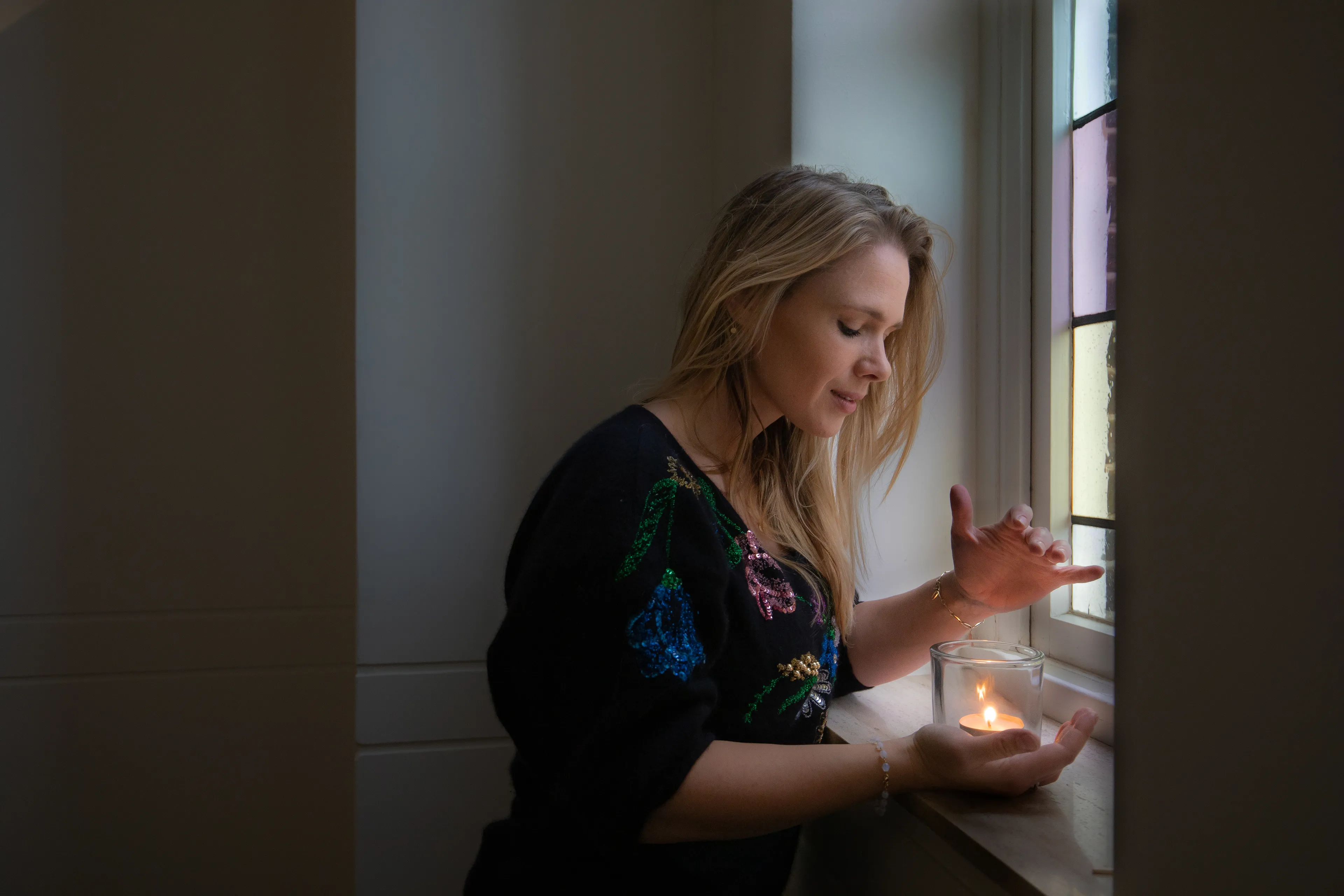 Tijdens het christelijke evenement Opwekking geeft EO-presentator Marleen Stelling een seminar met het thema Verlangen, vurig of uitgeblust? “We kunnen elkaar de hand reiken en delen hoe rouw voelt,” deelt ze in dit interview.