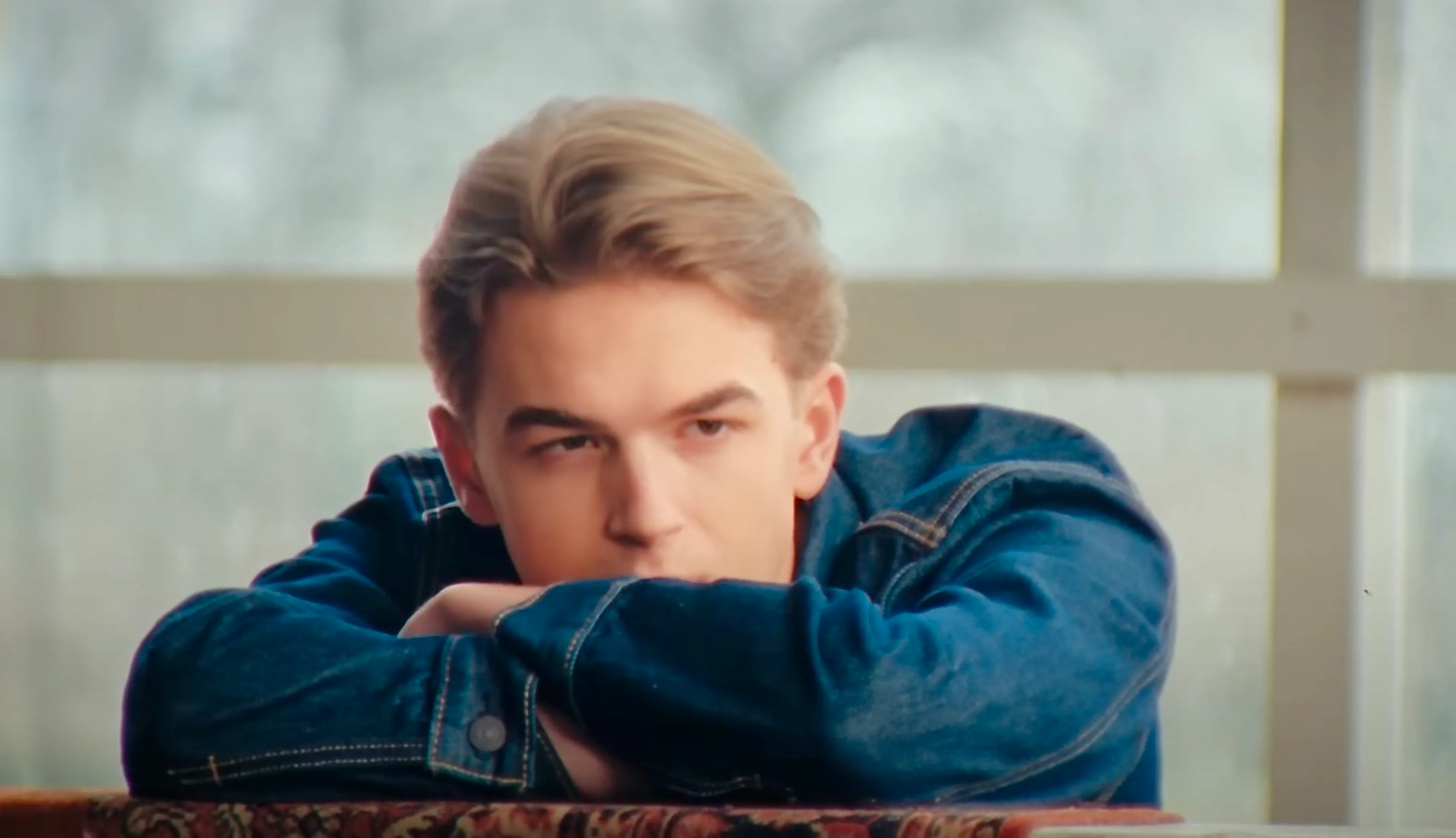 Antoon zingt over het verlies van zijn moeder in ‘Onweer’ | Lied