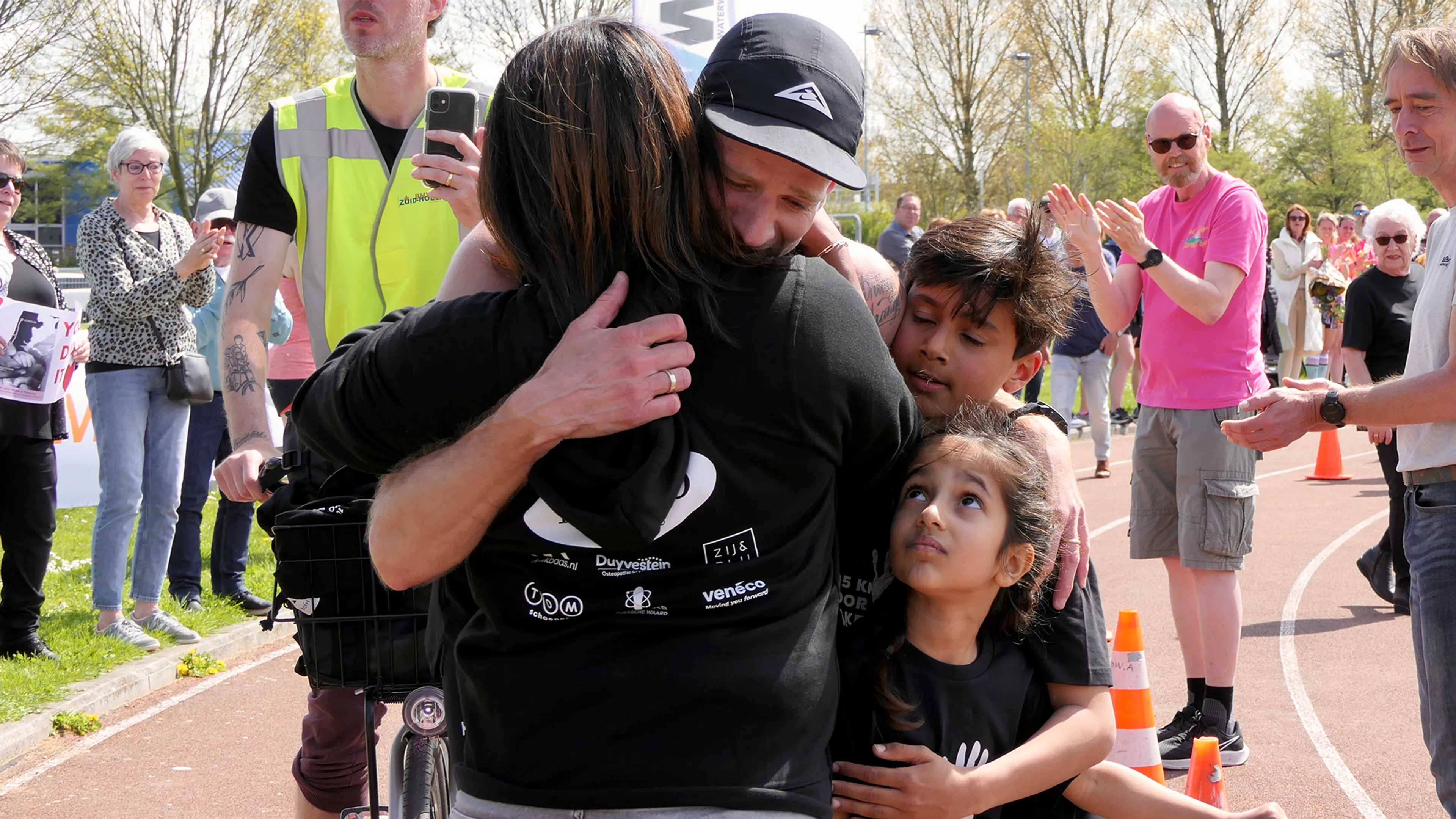 Jeffrey loopt 105 kilometer hard voor zijn stilgeboren zoon Glenn: ‘Ik mocht overal over hem praten’