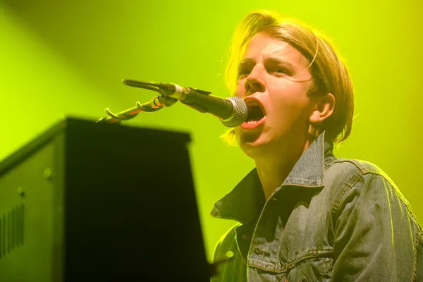 Antoon zingt over het verlies van zijn moeder in ‘Onweer’ - Ik mis je