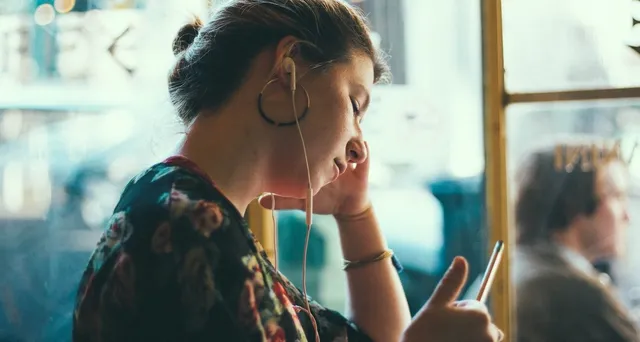 Soms zegt een mooi nummer meer dan duizend woorden. Met die ene zin of het samenvallen van die paar noten valt alles op zijn plek. Deze vijf liedjes kunnen misschien troost bieden als je iemand mist.