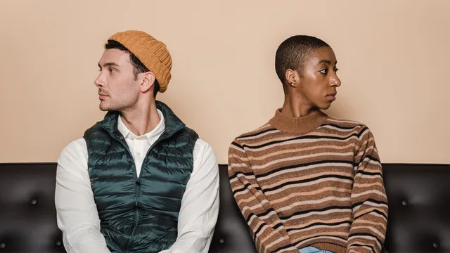 Het komt regelmatig voor: na het overlijden van een dierbare ontstaat een familieruzie. Rouwdeskundige Daan Westerink vertelt dat ook na het overlijden van haar moeder er een conflict met haar familie ontstond. In dit artikel geeft zij tips om om te gaan met het ‘dominospel van verlies’.