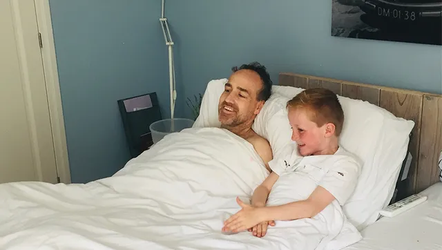 Charlotte heeft corona. Ze kan de slaap niet vatten en voelt zich kwetsbaar. Het brengt haar terug naar de tijd dat haar man Koos ziek in bed lag. ‘Ik kan alleen maar denken aan hoe het wakker zijn voor Koos moet zijn geweest. Hij lag veel in bed, ging steeds meer achteruit en zou nooit meer beter worden. Wat een verschrikkelijk periode heeft hij moeten doorstaan.’.