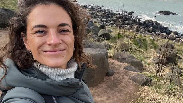 De glazen gevuld, de mensen vrolijk, en de tafel gedekt. Maar Liesbeth Rasker denkt tijdens het oudejaarsdiner aan de belangrijkste vrouw in haar leven, die recent overleed.