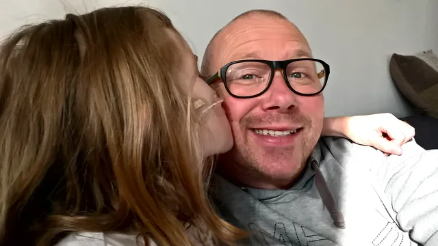 Luna geeft haar vader een kus. Blog over 'Zo Stil', van Blof.