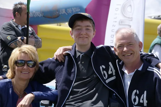 Matthias is zeven wanneer zijn moeder Sophia (nu 61) en vader Gert (nu 64) horen dat hij ongeneeslijk ziek is. Toch groeit hij ook op als een ‘gewone echte jongen’, vertelt Sophia. Hoe moe hij ook is, altijd zoekt Matthias de gezelligheid op. Tot vlak voor zijn negentiende verjaardag. “Gert heeft zijn verjaardagskleding en cadeautjes nog meegenomen naar het ziekenhuis, maar die heeft Matthias nooit meer gezien.”.