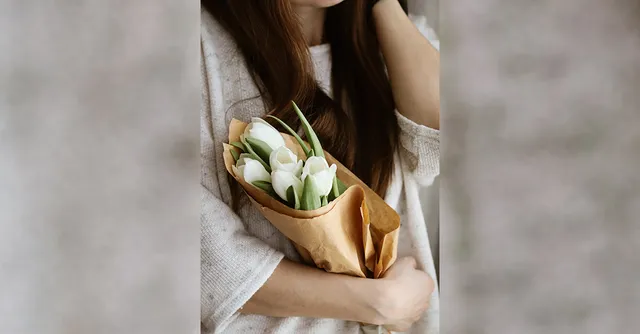 Esther Terlouw schreef dit bijzondere gedicht op haar eerste Moederdag als moeder. ‘Ik schreef dit vanuit dankbaarheid dat ik moeder mocht worden, maar ook denkende aan de velen die er ook zo naar verlangen en voor wie het (nog) niet zover is. Ik weet zelf hoe moeilijk dat dan kon zijn.’.