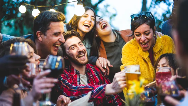 Zoveel fijne herinneringen, maar niet meer even kunnen bellen. Als je goede vriend(in) overlijdt blijft er een lege plek achter. Op de Internationale Dag van de Vriendschap staat 'Ik mis je' stil bij de vrienden die we missen.