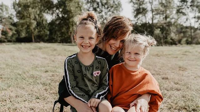 Liesbeth met twee van haar kinderen.