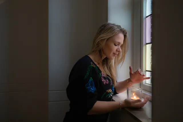 Tijdens het christelijke evenement Opwekking geeft EO-presentator Marleen Stelling een seminar met het thema Verlangen, vurig of uitgeblust? “We kunnen elkaar de hand reiken en delen hoe rouw voelt,” deelt ze in dit interview.