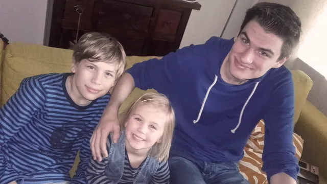 Mikki met haar oudere broers.