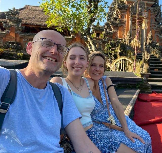 Arjan, Anemoon en hun dochter maken een selfie op Bali.