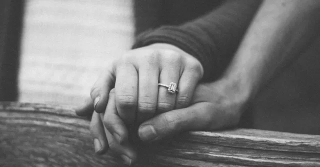 Mogen waken bij een dierbare die gaat sterven. Het kan een heel mooi, intens en dierbare ervaring zijn. Daarover schrijft Esther Terlouw heel treffend. “Het is een intiem moment. Wij met zijn tweetjes, nu je er nog bent. Stilletjes geniet ik van het samen zijn. Nog even jou voor mij alleen en dat vind ik fijn.”.