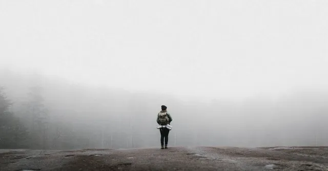 Het gedicht De gestorvene van Ida Gerhardt beschrijft treffend de wanhoop die je kunt voelen in het missen van een dierbare: je zou alles doen om weer samen te kunnen zijn.