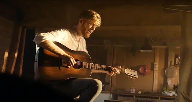 ‘Ik verloor een broer. Maar ze verloren hun eerstgeboren zoon.’ Deze emotionele woorden zingt zanger Joe Buck in het liedje White Roses.