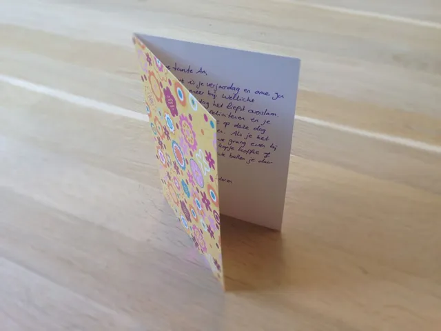 Een vriend, vriendin of familielid is binnenkort jarig. Maar diegene rouwt om het overlijden van een dierbare. Wat zet je dan op de verjaardagskaart? We hebben 4 tips en 3 voorbeelden voor je.