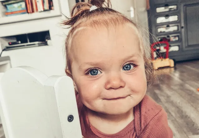 Na een heftige periode krijgen Bram en Marissa hun tweede dochter Senna. Ze is vaak ziek, maar Bram maakt zich geen zorgen, ze ontwikkelt zich goed. Maar rond Senna’s eerste verjaardag verslechtert haar gezondheid ineens razendsnel. “Af en toe stopten ze met reanimeren om haar een schok te geven. Na elke schok kwam er hoop dat ze wakker werd. Maar het gebeurde niet.”.