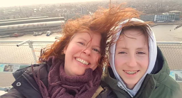 Terwijl Elines jongste zoon Milo bij een vriendje speelt, verzamelen zich ineens veel ambulances in de buurt. Dan drukt een buurman Eline op het hart om thuis te blijven en te wachten op de politie. Eline: “Toen ben ik meteen gaan rennen.”.