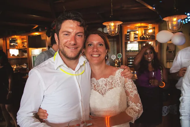 Het radiobericht dat Ruth Sarris-Avnon (37) een week na haar bruiloft hoort, beëindigt met een klap haar wittebroodsweken. Er is een vliegtuig neergestort, en haar broertje kon wel eens in dat vliegtuig zitten. Ruth: “Huilend en gillend heb ik mijn ouders opgebeld met de woorden: ‘Itamar is dood’.".