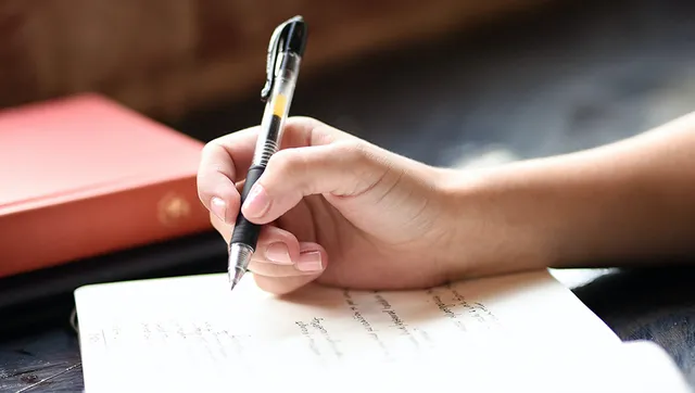 Het eerste jaar na het overlijden van een dierbare brengt veel leegte en eerste keren met zich mee. Het gedicht ‘Een jaar’ geeft woorden aan de pijnlijke gevoelens die daarmee gepaard gaan.