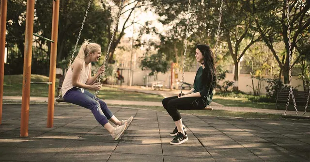 Een gedicht over vriendinnen die samen een overleden vriendin missen en herdenken. In de rest van hun leven dragen ze de herinnering aan hun gezamenlijke vriendin met zich mee.