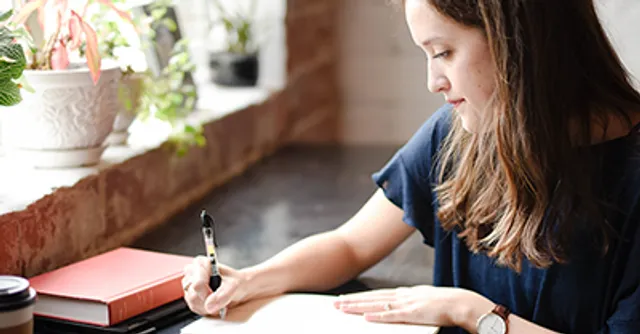 Na een overlijden van iemand die je lief is, komen er vaak allerlei gevoelens om de hoek kijken. Het kan overweldigend zijn en het is heel begrijpelijk als het niet altijd lukt deze gevoelens te verwoorden of te uiten. Wat is het dan fijn dat er andere mensen dat gedaan hebben in bijvoorbeeld de vorm van gedichten. Wij hebben de mooiste voor jou verzameld.