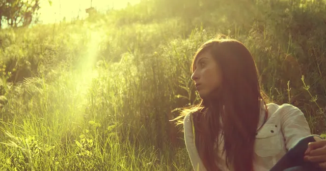 Verder leven na de dood van een dierbare, is een van de zwaarste opgave in een mensenleven. Vroeg of laat krijgt iedereen er mee te maken. Wat maakt dan toch dat het zo lastig is om open te blijven over je verdriet? Is het omdat na de eerste weken de aandacht vanuit de omgeving minder wordt, of omdat we zelf denken ‘het moet nu toch onderhand wel over zijn’? Twee ervaringsdeskundigen leggen in dit artikel uit dat jouw verdriet er altijd toe doet, ook na jaren.