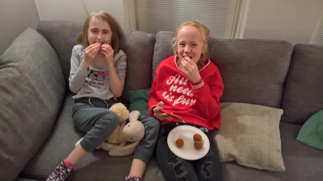 De laatste foto van Luna (links) met haar zus Senna, op 22 december 2017.