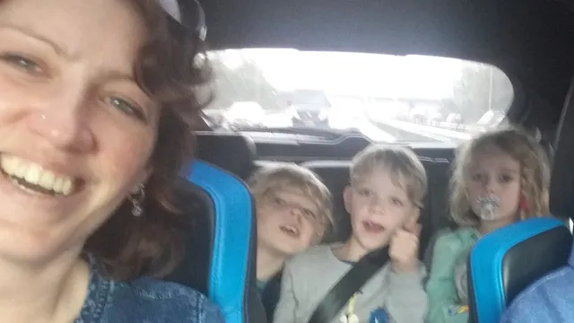 Catharina met de drie kinderen van Kees in de auto.