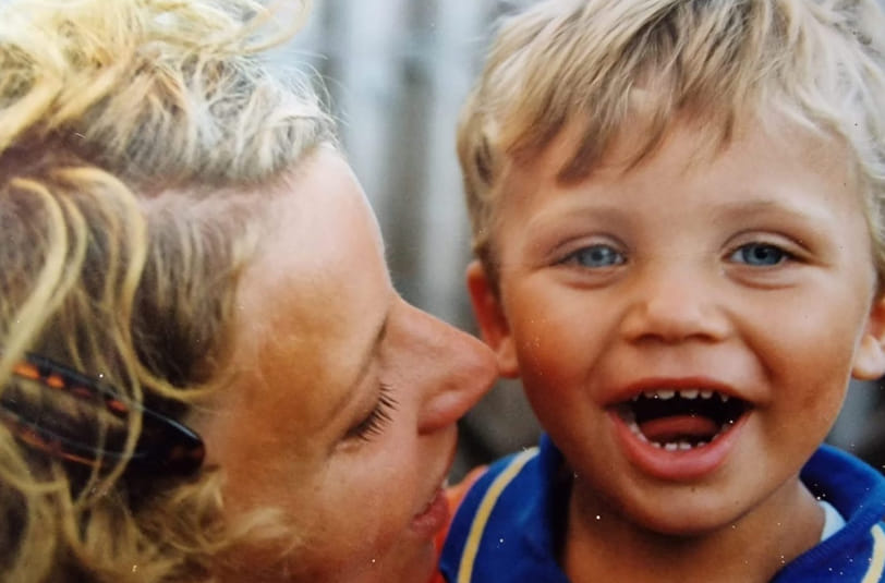 Quincy (27) verliest zijn moeder: ‘Huilen deed ik wel, maar altijd stiekem’