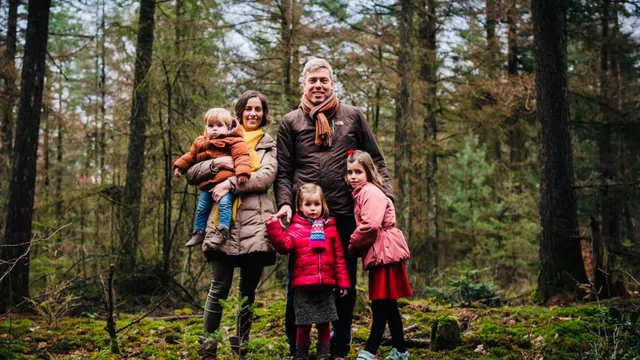 Het verlies van een partner verandert alles, ook hoe je jezelf ziet. In de nasleep van verdriet sta je voor een belangrijke keuze: behoud je jullie gezamenlijke achternaam als verbinding aan je geliefde, of kies je voor je meisjesnaam voor een nieuw pad naar zelfontdekking? Nic, Petra en Berdien vertellen hoe deze ingrijpende beslissing hun identiteit heeft gevormd.