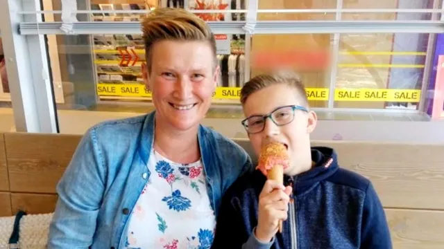 Wanneer Miranda’s zoon naar de middelbare school gaat, zijn de onbezorgde kinderjaren voorgoed voorbij. Hij worstelt met zijn ADHD en gebruikt drugs om zijn hoofd tot rust te brengen. “Vanaf dat moment raakten wij onze zoon kwijt.”.