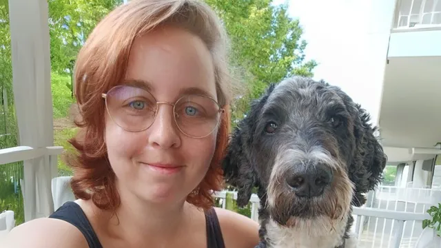 Geen aai meer over zijn zachte vacht, geen getrippel van pootjes door de huiskamer en geen wandelingen meer. Het verdriet om je overleden huisdier is groot, maar praten erover kan soms moeilijk zijn. Toch sta je er niet alleen voor. In dit artikel delen drie baasjes openhartig hun verhaal over rouw om hun huisdier.